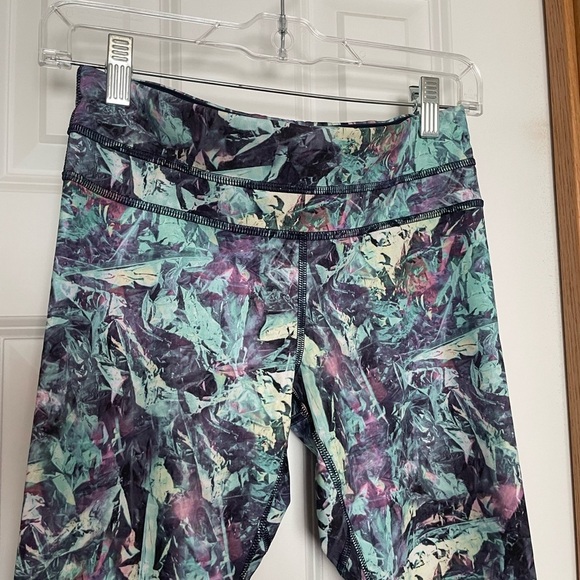 Lululemon Inspire Crop II in Iridescent Multi Size 6 - Picture 4 of 9